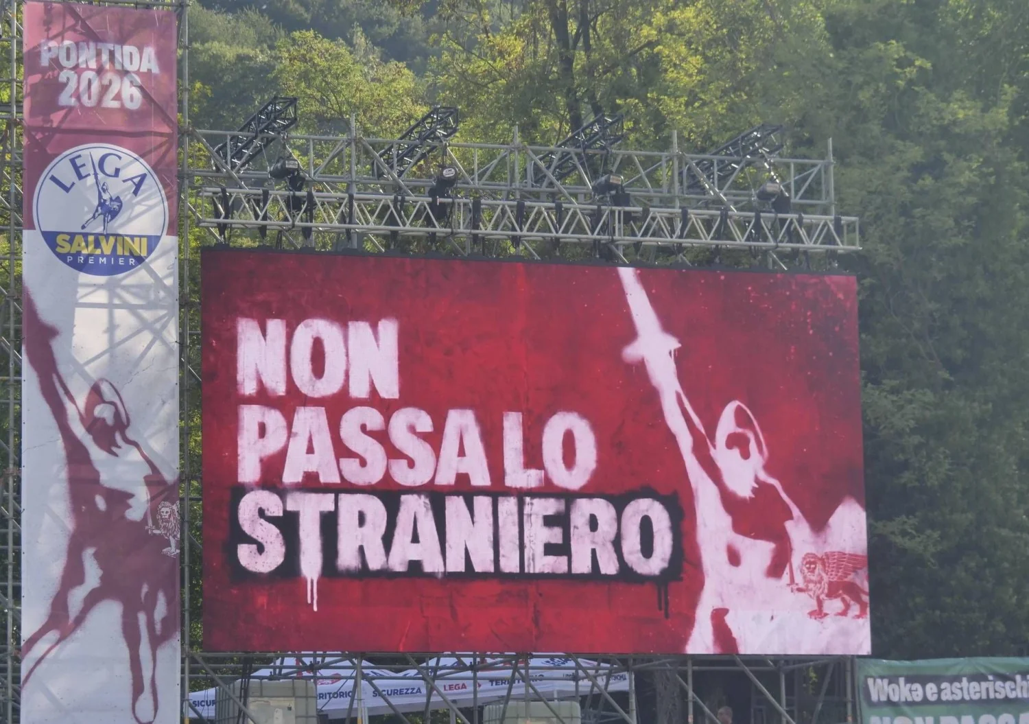 Pontida: Salvini convoca unidade na Lega e homenageia Bossi entre desafios de imigração e autonomia