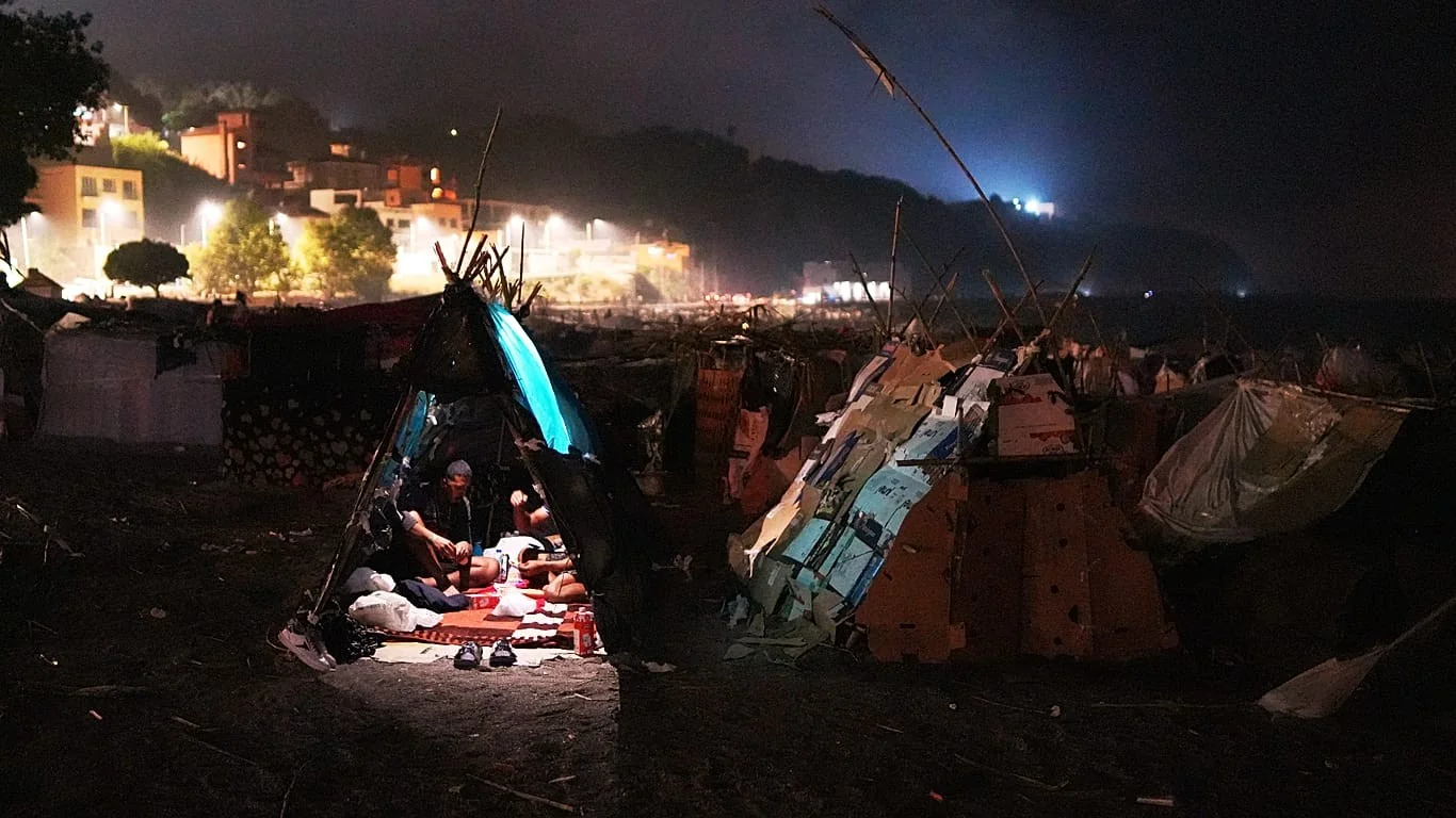 Colapso no porto de Ceuta: milhares de migrantes voltam a acampar nas praias