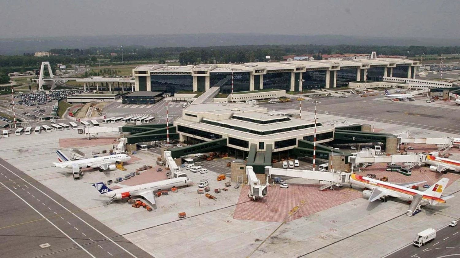 Incêndio por power bank força evacuação em avião da easyJet e fecha aeroporto de Malpensa por uma hora