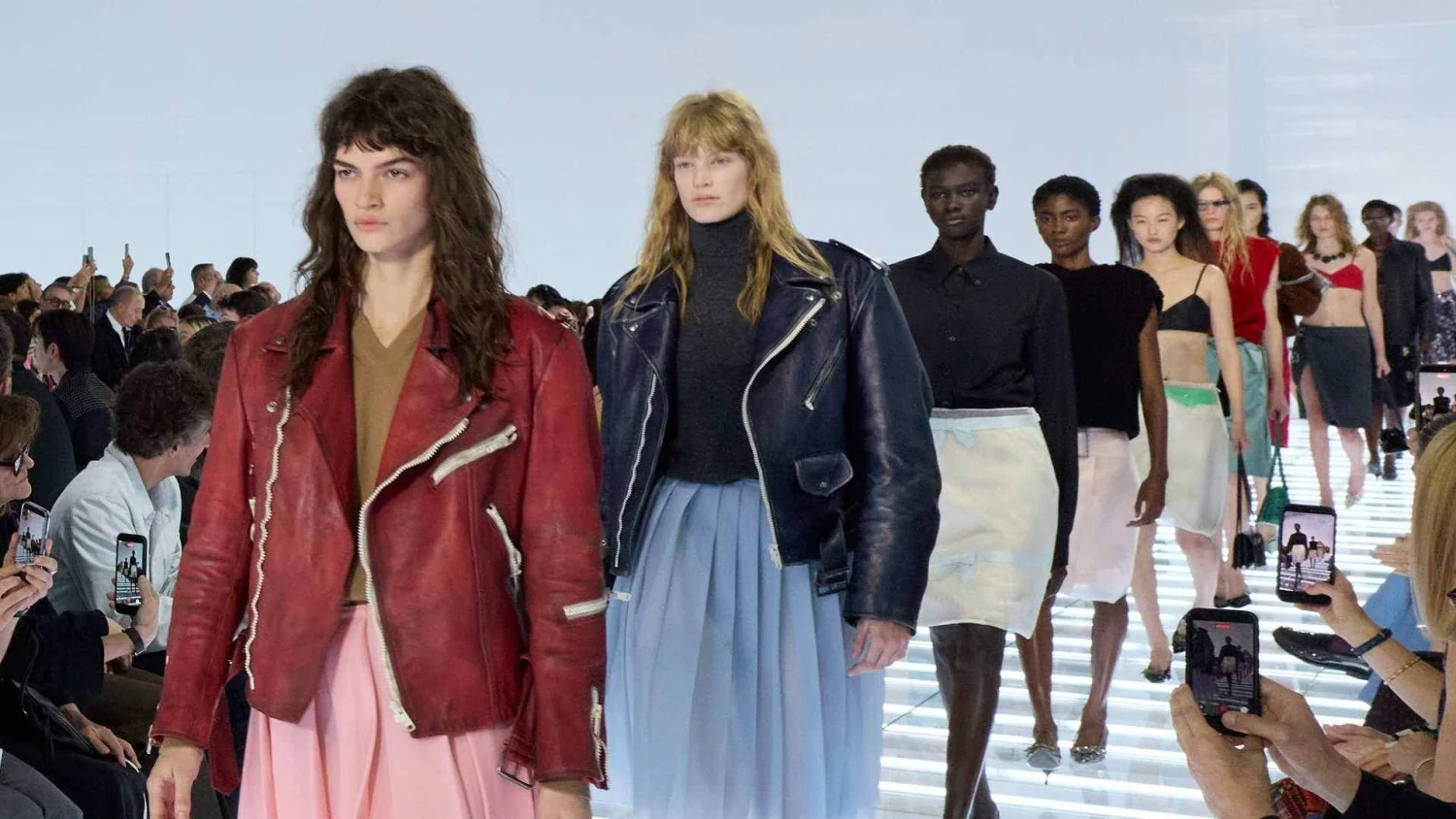 Prada transforma a saia em manifesto: Miuccia e Raf reinventam o ícone na Primavera/Verão 2027
