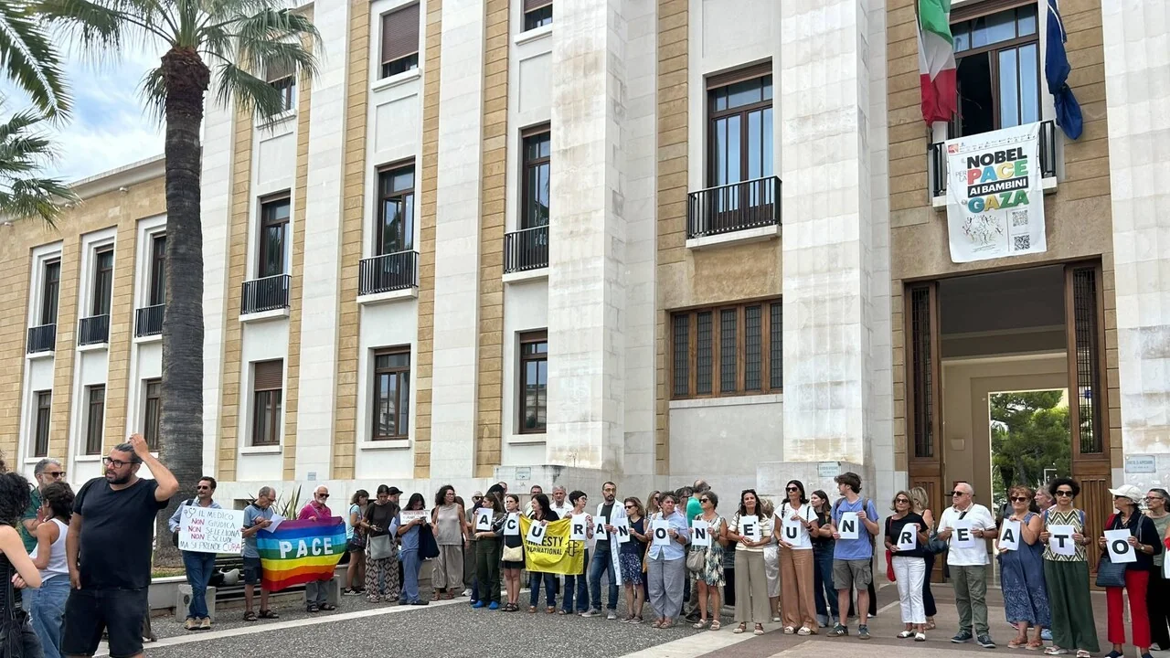 Presídio de solidariedade em Bari: 'médicos livres de curar' e defesa da ética diante da investigação sobre certificados para CPR