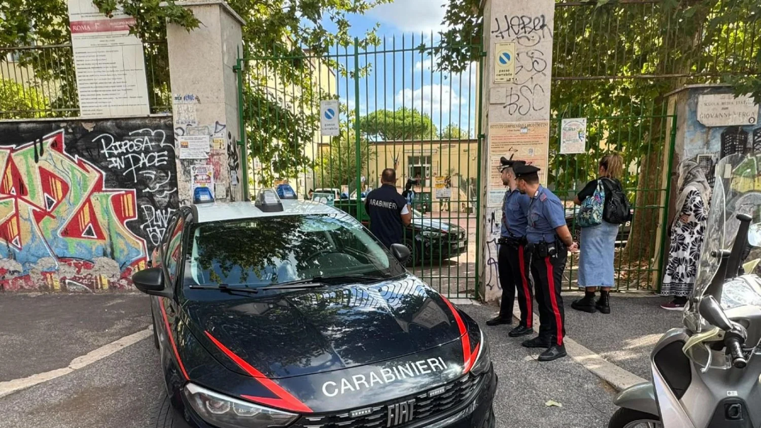 Professora esfaqueada por aluno de 13 anos em Roma: testemunha diz que ele “tinha um plano”