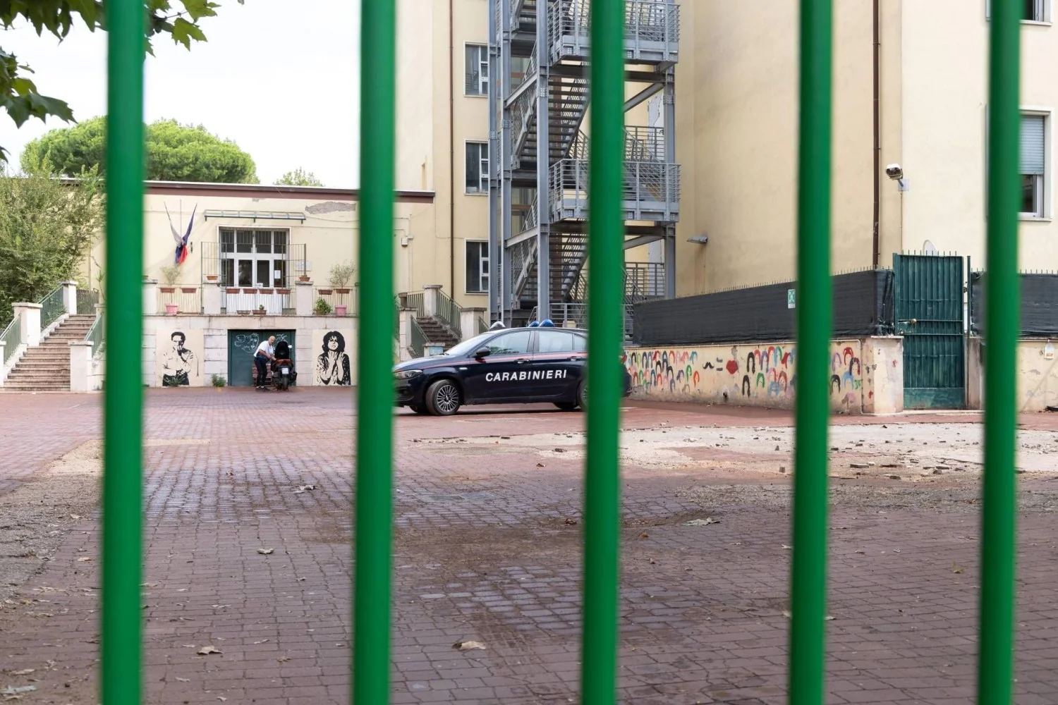 Professora esfaqueada em Roma: “Fui triturada nas redes sociais; perdoo, mas o aluno não pode ficar sozinho”