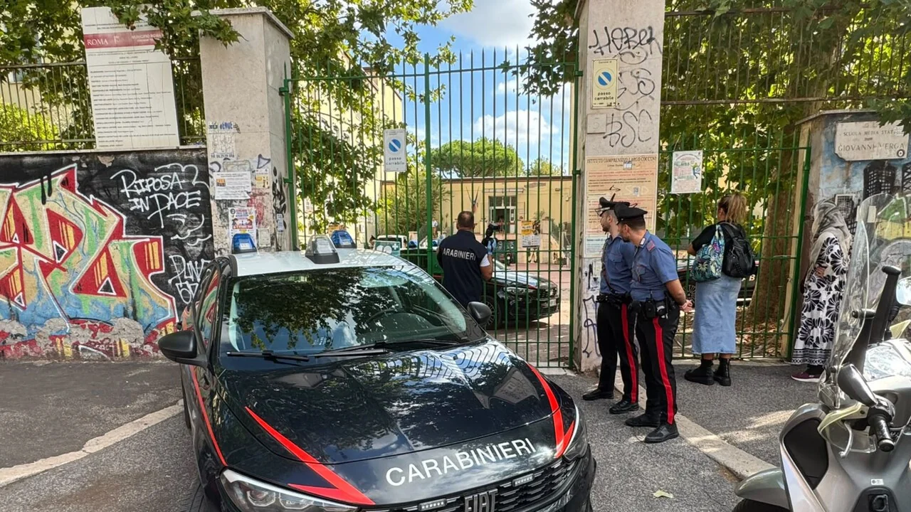 Professora esfaqueada em Roma: psicóloga aponta mix explosivo entre rede, frustração e agressividade