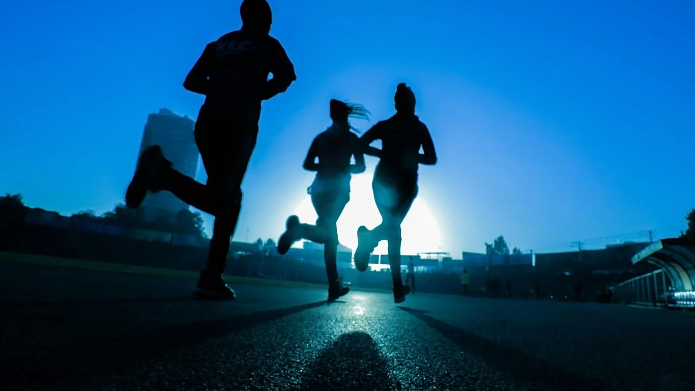 Race-cations em alta: buscas por escapadelas de 24h disparam até 500% — para onde correr neste outono