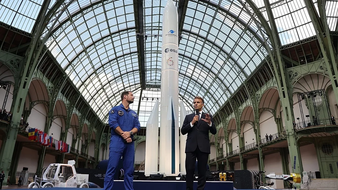 Macron e von der Leyen urgem reforço do setor espacial europeu para garantir segurança e autonomia