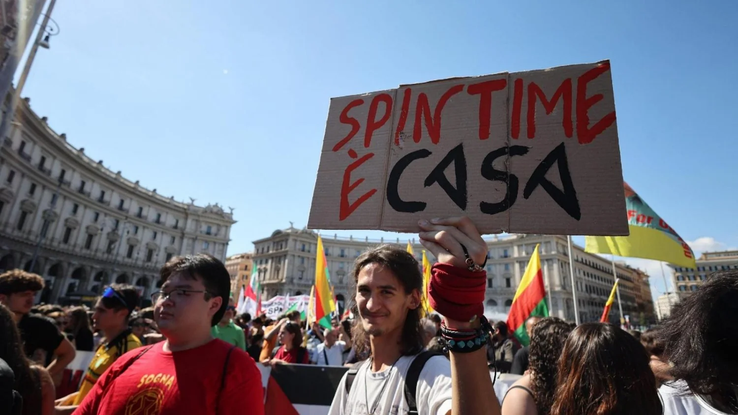 Cortejo em Roma reúne cerca de 50 mil por Spin Time e pede devolução do prédio ao público