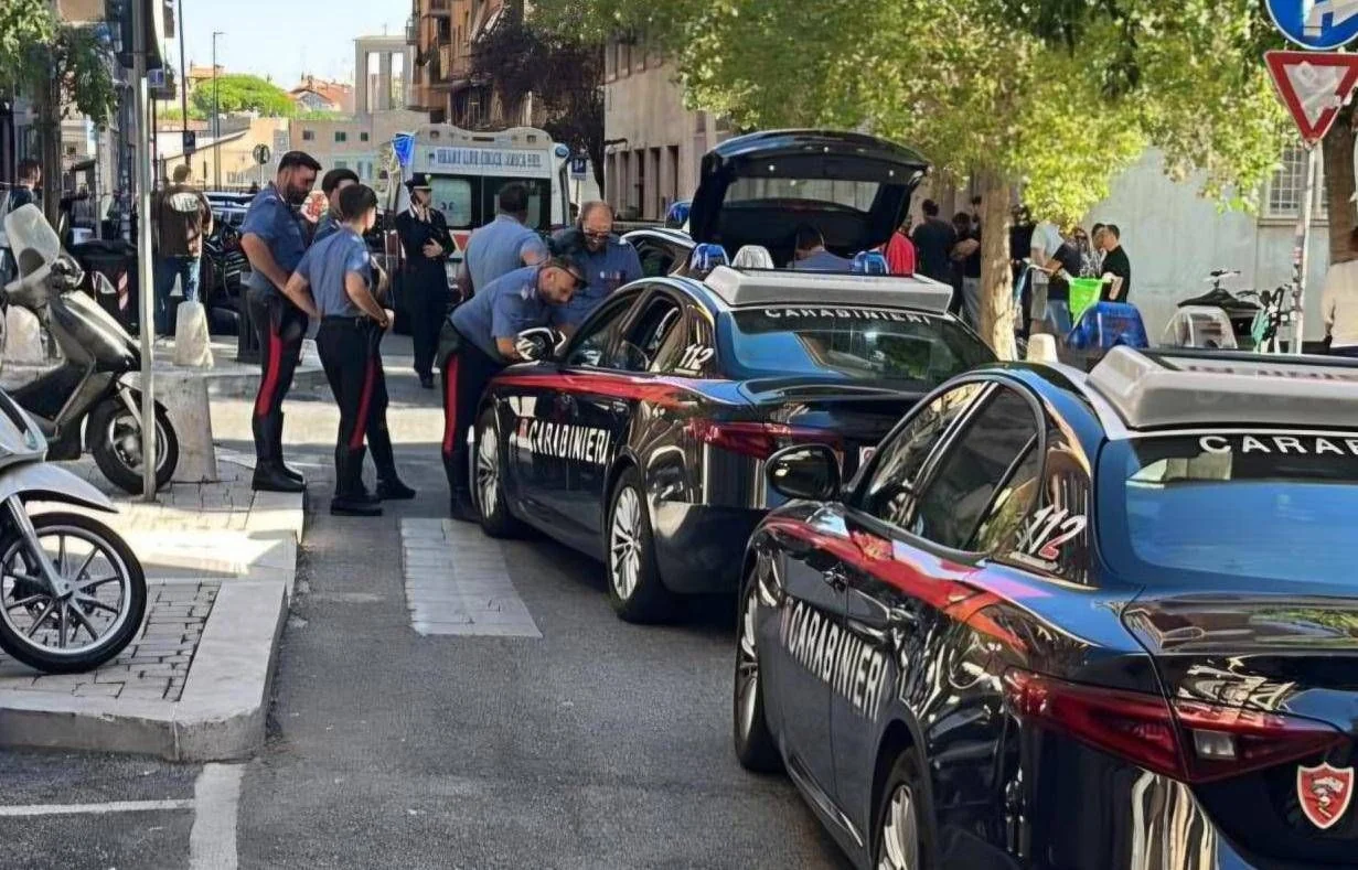 Roma: mulher esfaqueada por coinquilino; agressor passa mal ao ser detido em Cipro