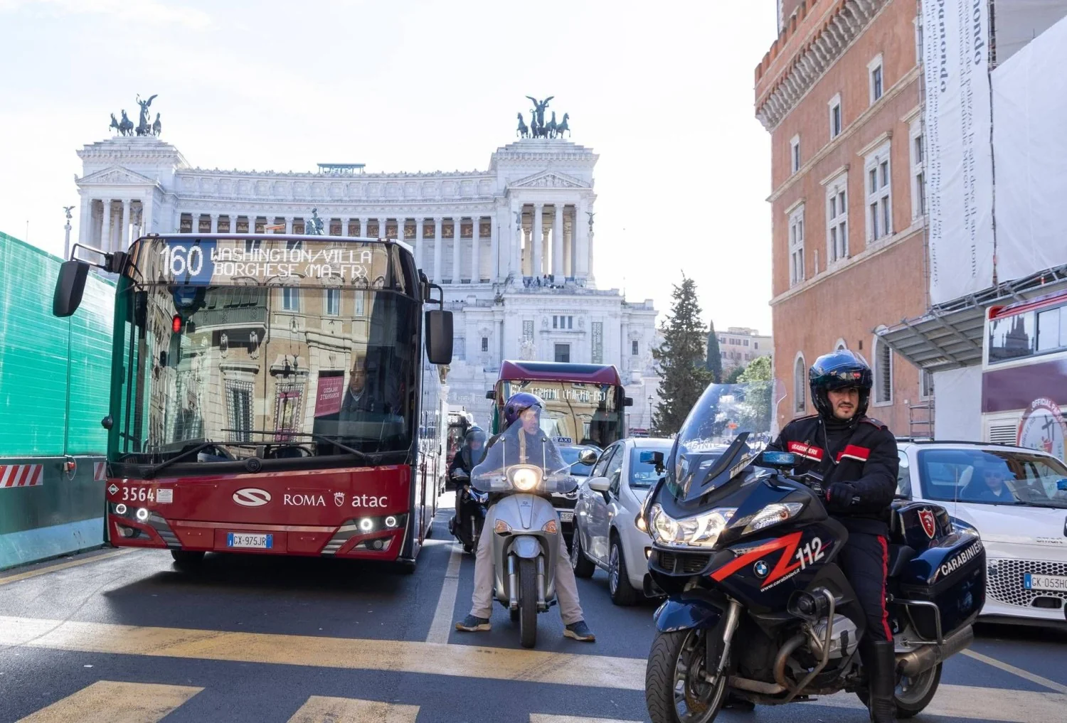 Roma: ônibus tornam-se ‘ostaggi’ do tráfego; no centro a velocidade chega a 1,08 km/h, aponta estudo