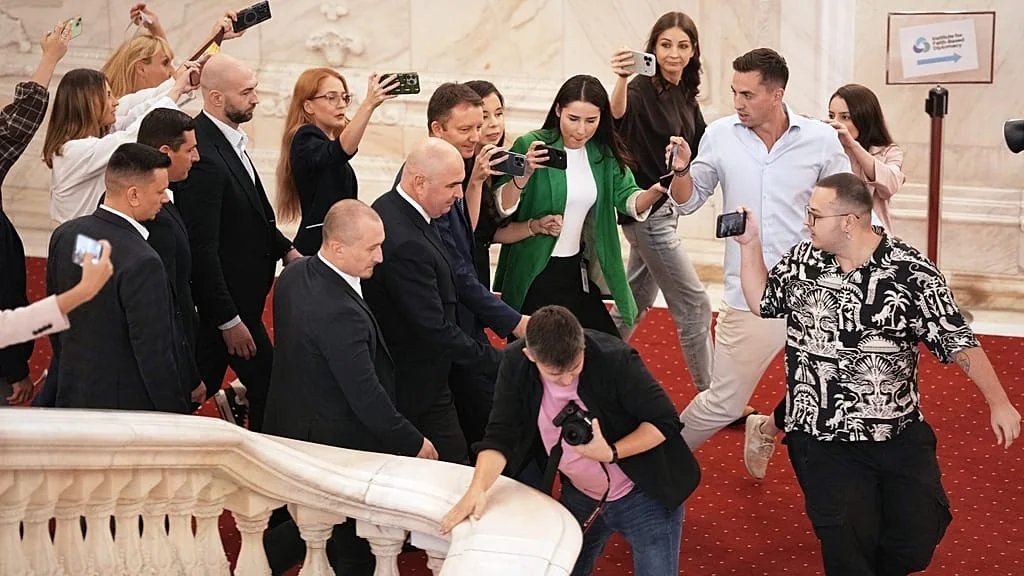 Romênia: Mureșan tenta formar governo de três partidos e enfrenta labirinto parlamentar