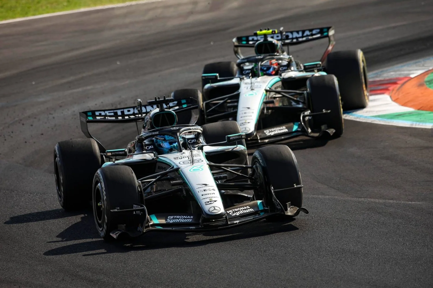 Russell domina treinos em Baku: dobradinha da Mercedes nas primeiras livres do GP do Azerbaijão