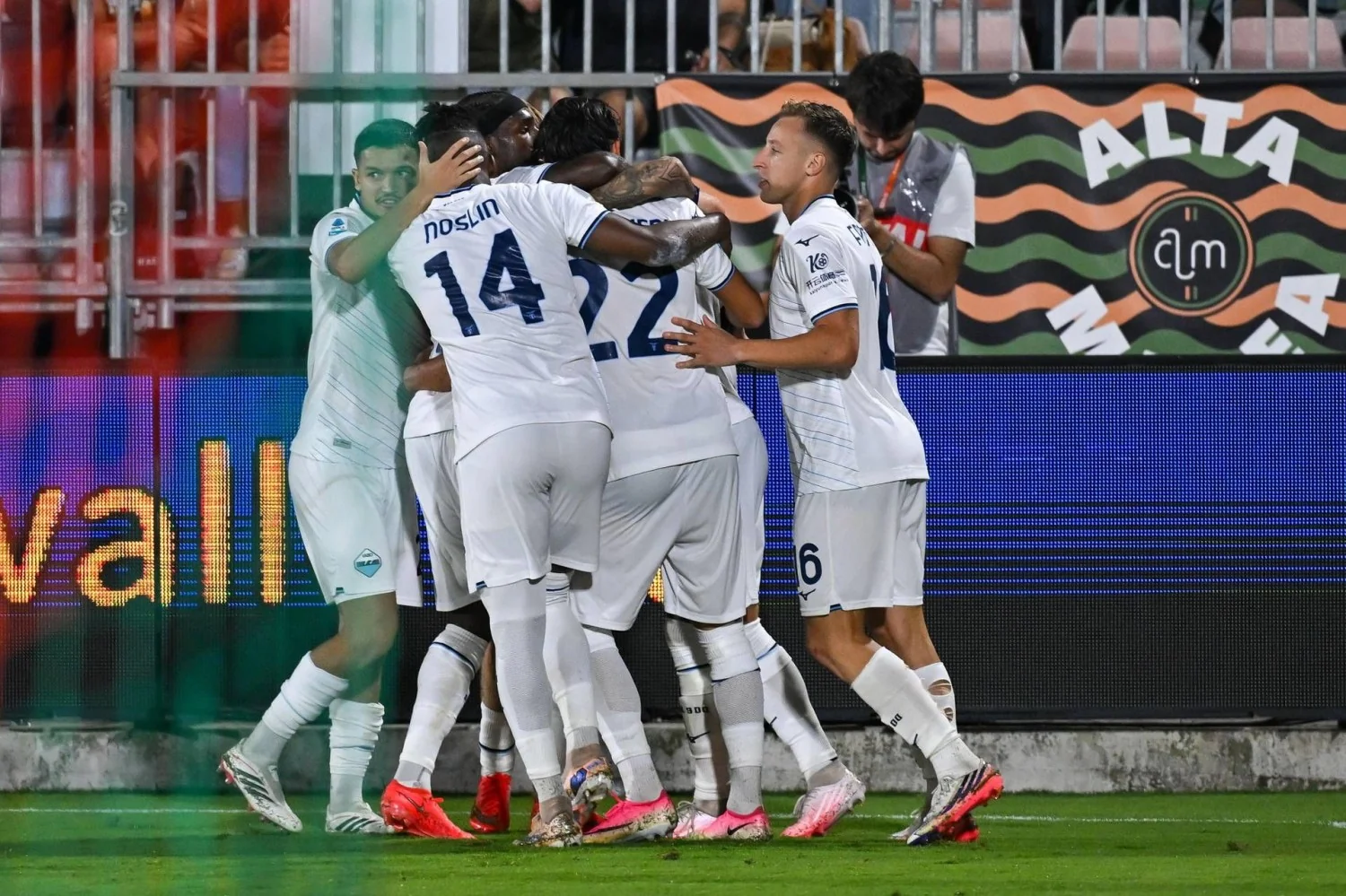 Ryanair provoca a Lazio por 'anjos da guarda' nos xG; clube responde com ironia