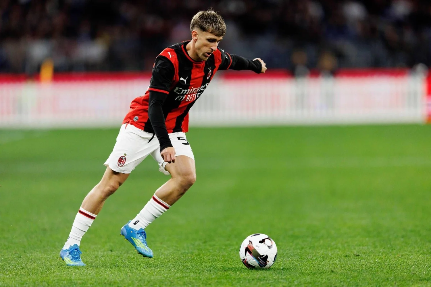 Milan: Saelemaekers se lesiona no tornozelo em treino e vira dúvida para outubro