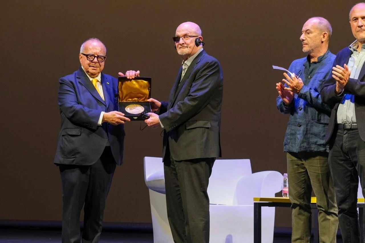 Salman Rushdie recebe a honraria 'Ambassador of Freedom' em Pordenonelegge: a literatura como resistência