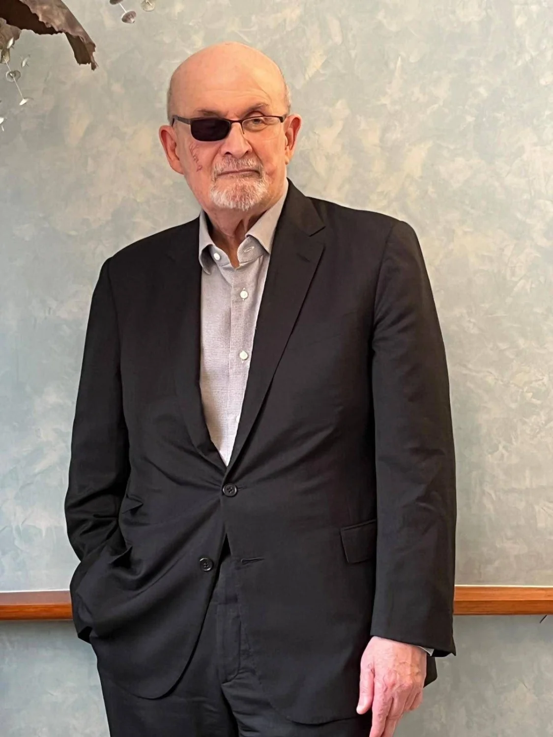 Salman Rushdie em Pordenonelegge: 'A dúvida guia para a verdade' — entre memórias, amizade literária e o ataque de 2022