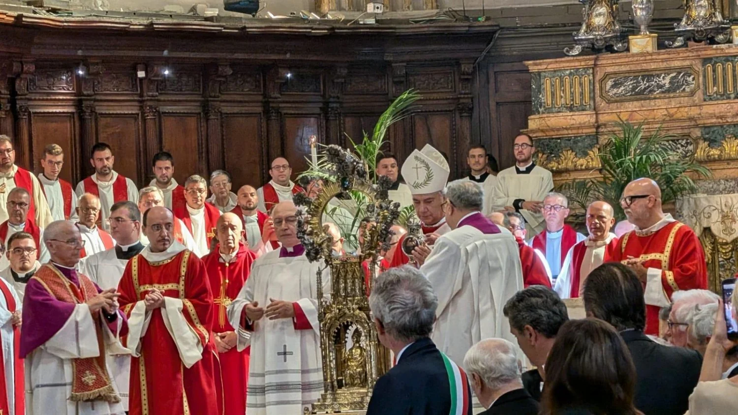 Milagre de San Gennaro se repete em Nápoles: sangue do mártir já estava liquefeito ao sair da urna