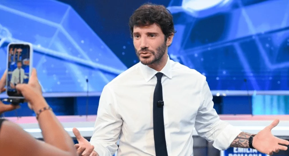 Sanremo 2027: De Martino revoluciona o festival — voto online via RaiPlay, 24 Big e proibição de IA nas canções