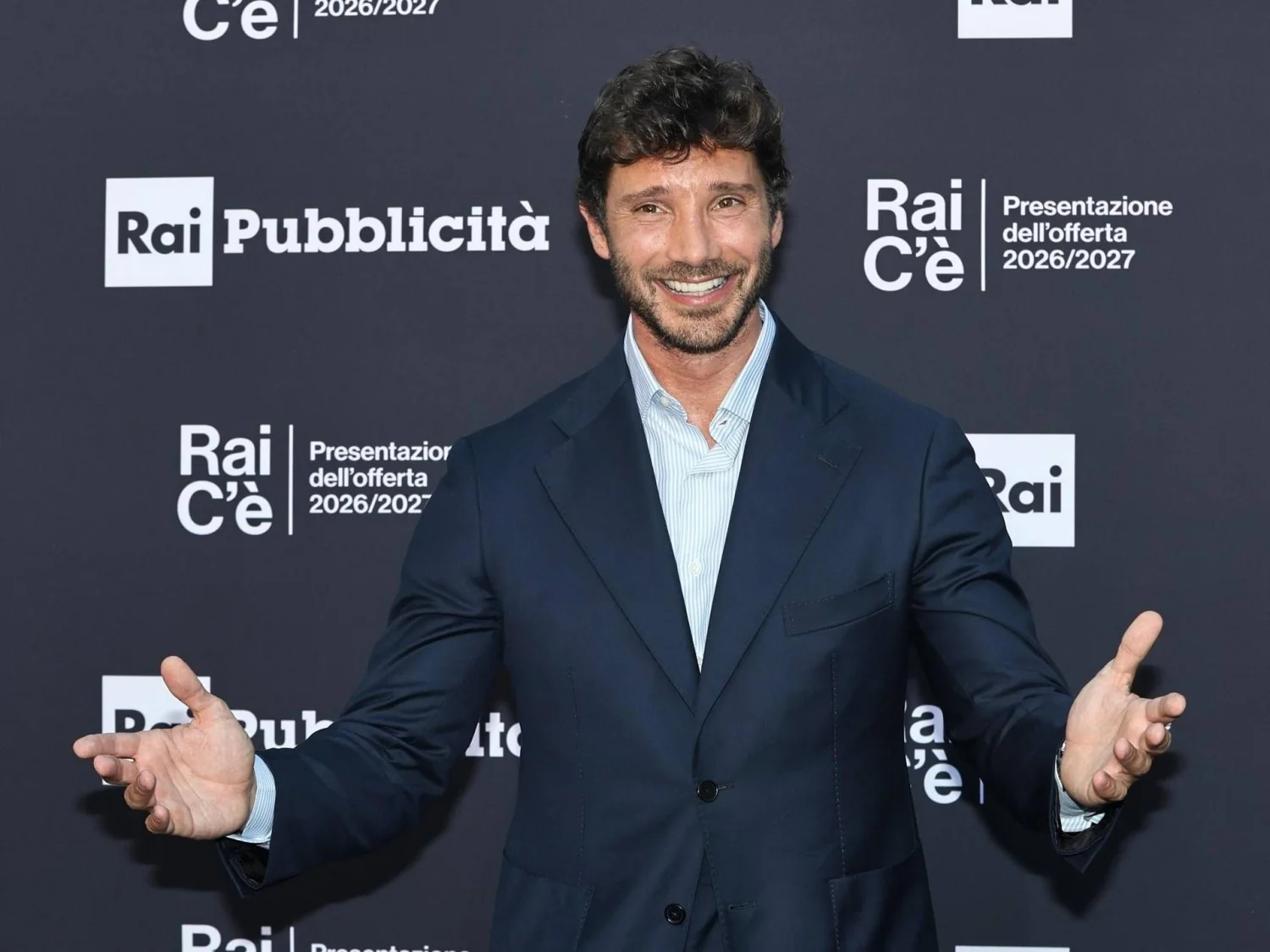 Sanremo 2027: regra inédita de De Martino cria a 'Serata Performance', 24 concorrentes e limites ao uso de IA