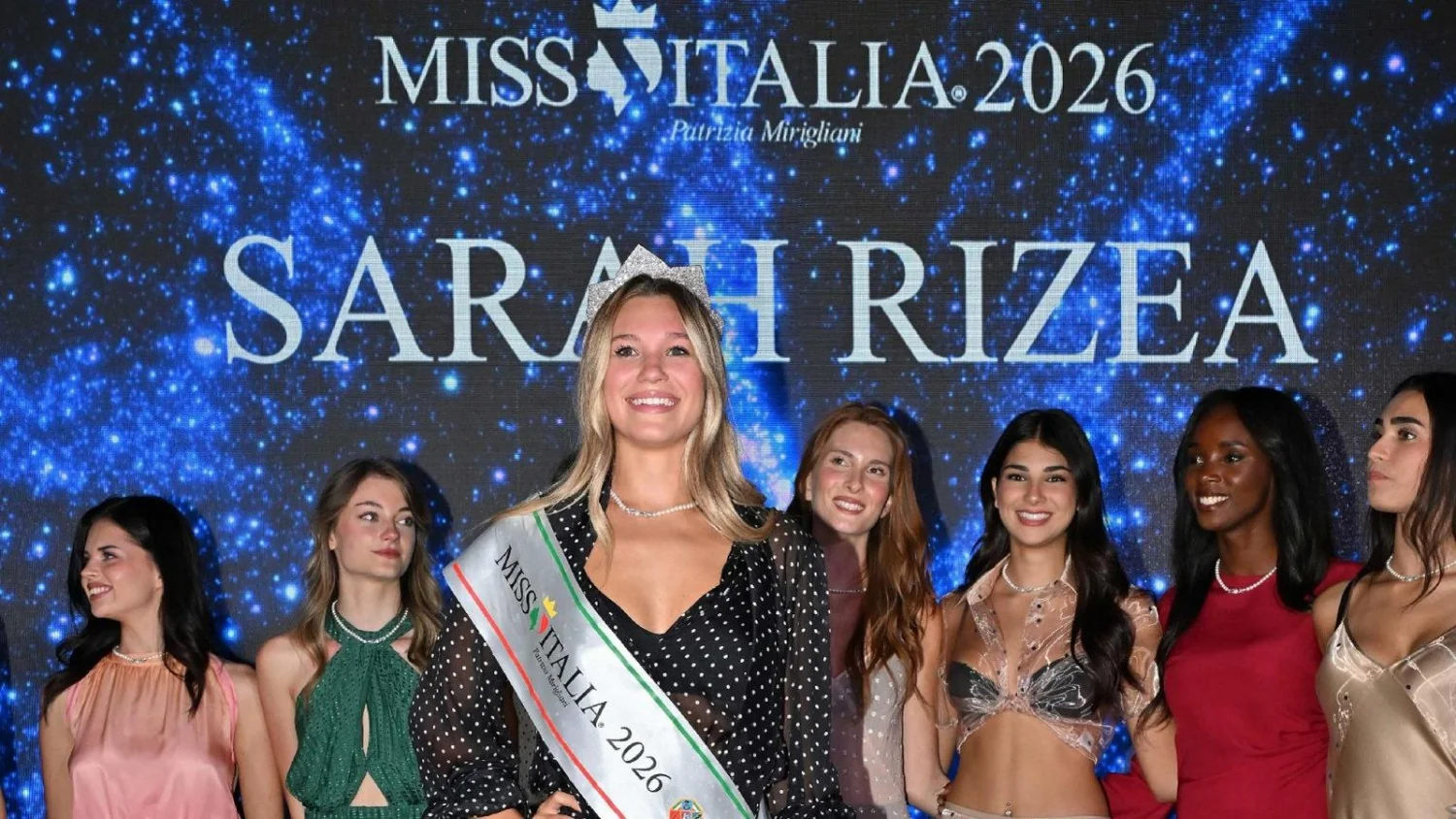 Sarah Rizea é coroada Miss Italia 2026: da natação artística ao palco do Castello di Santa Severa