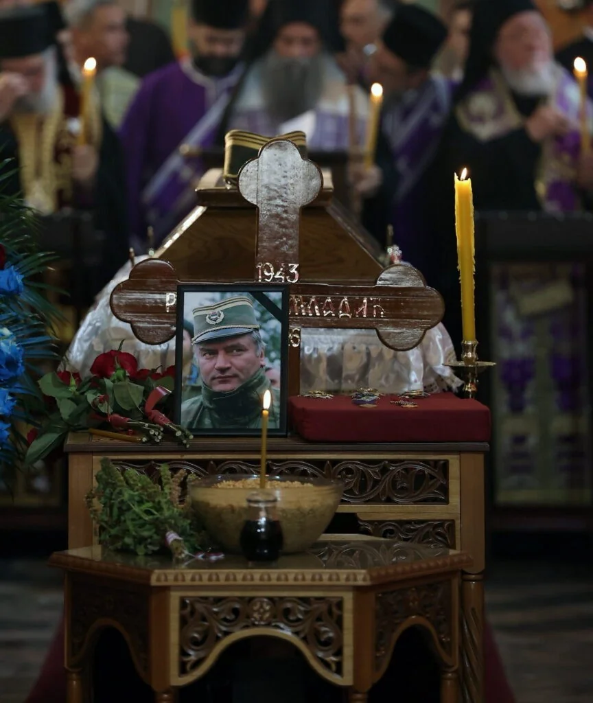 Funerais de Ratko Mladić: Bruxelas acusa Sérvia de contrariar os valores da União Europeia