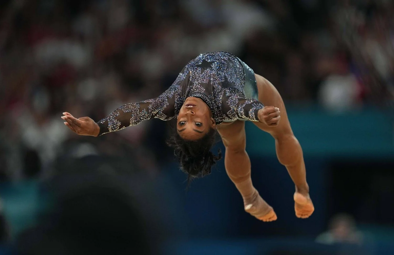 Simone Biles e o roubo da Porsche: invasão doméstica em Chicago leva casal a comprar Dobermann