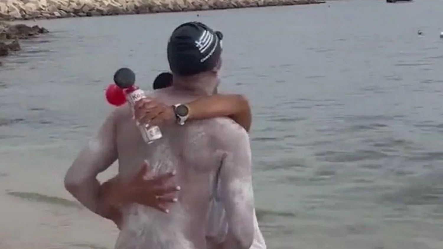 Spyros conquista a primeira travessia a nado do Canal de Otranto: 31h50 e 91,4 km sem apoio