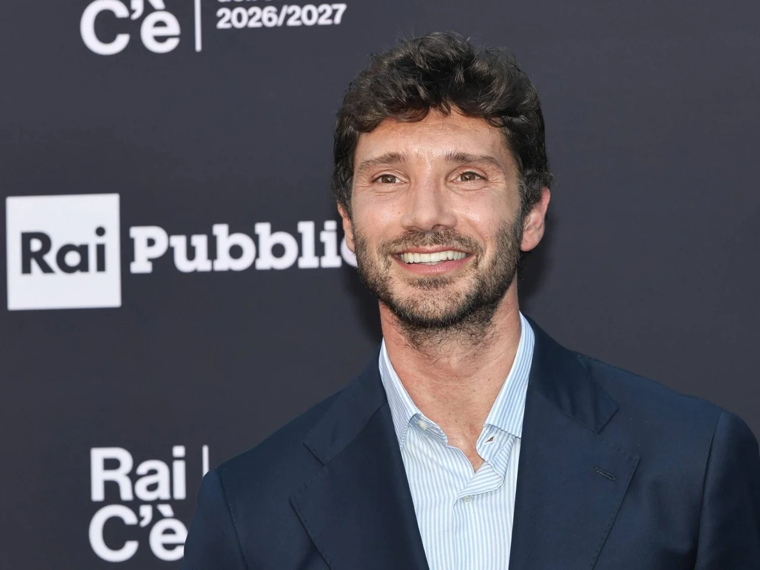 Stefano De Martino reinventa Affari Tuoi: estúdio em Milão, mascote se aposenta e planos para Sanremo 2027