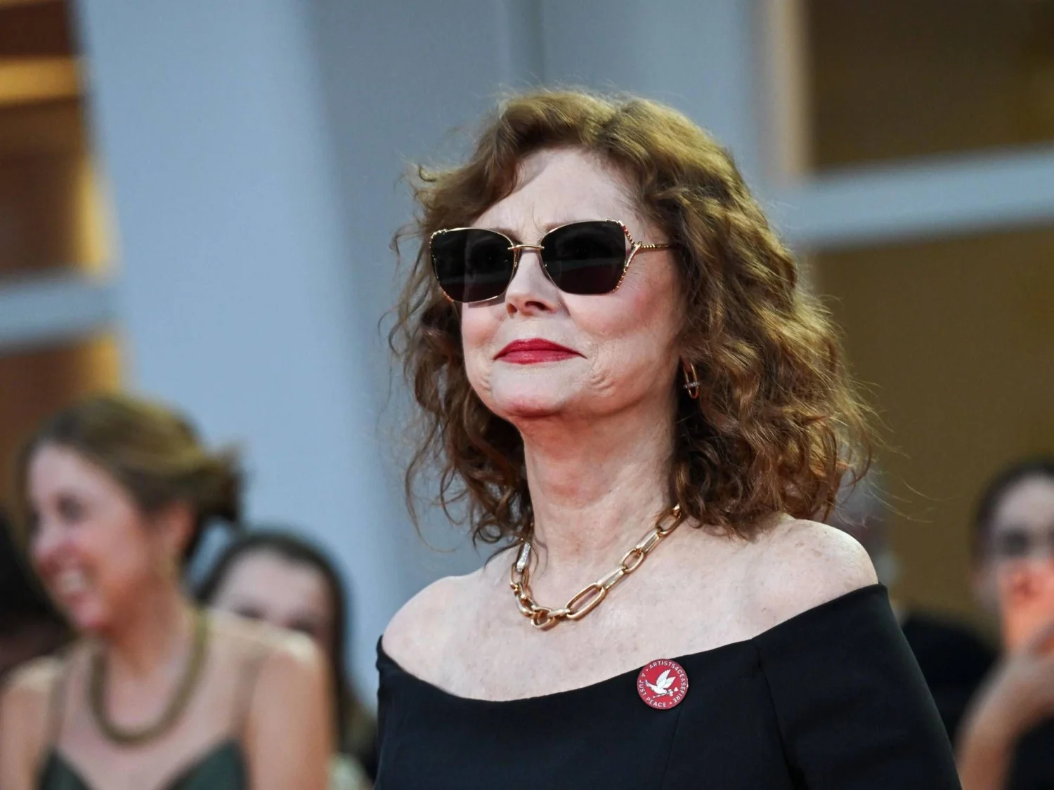 Susan Sarandon leva broche pró-cessar-fogo em Gaza ao red carpet da Mostra de Veneza