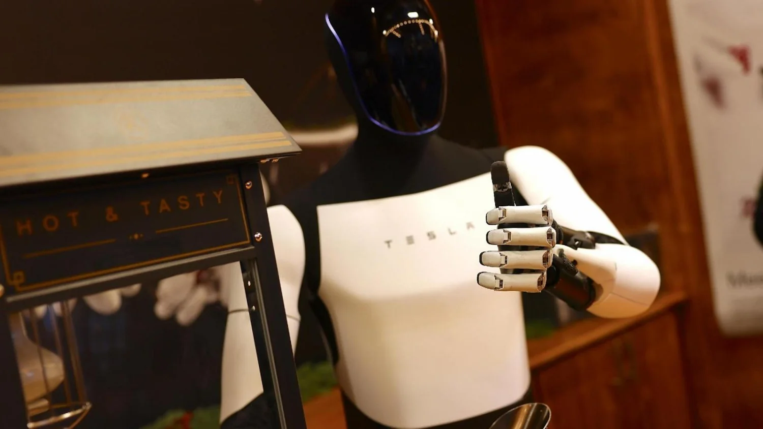 Tesla acelera uso de Optimus: robôs aprendem com trabalhadores e provocam tensão nas fábricas