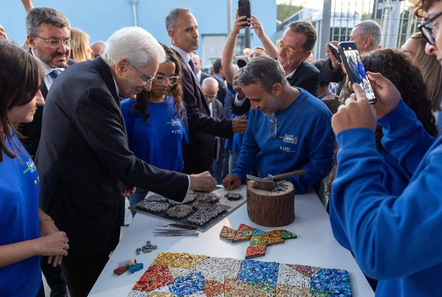 Governo prepara teto de 30% de alunos estrangeiros e proíbe burqa nas escolas; Mattarella destaca a escola como alicerce da integração