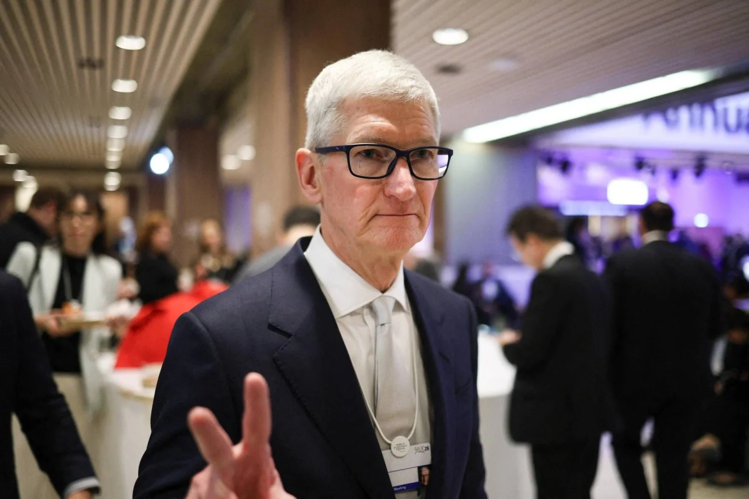 Tim Cook deixa a liderança da Apple após quase 15 anos; John Ternus assume como novo CEO