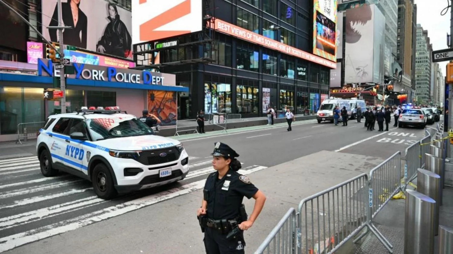 Ataque em Times Square: mulher esfaqueia duas pessoas, é atingida pela polícia e morre