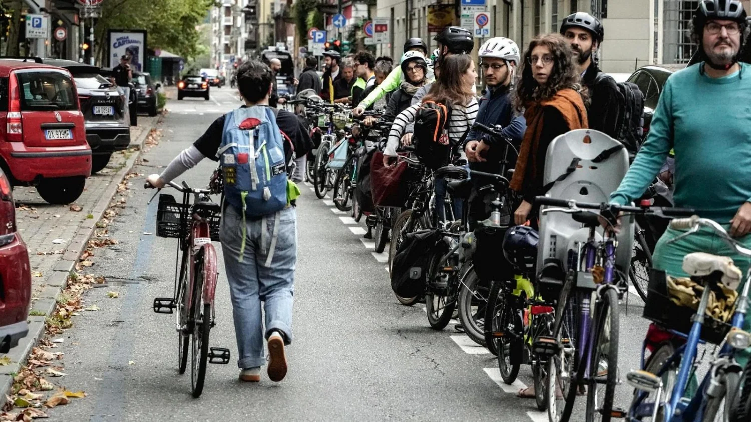 Criança de 7 anos morre após ser atingida por carro em ciclabile de Torino; moradores fazem 'ciclabile humana'