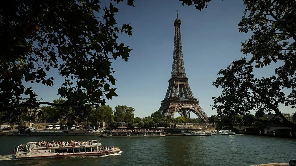 Torre Eiffel reabre após greve por exclusão de mulheres durante visita do grupo BAPS