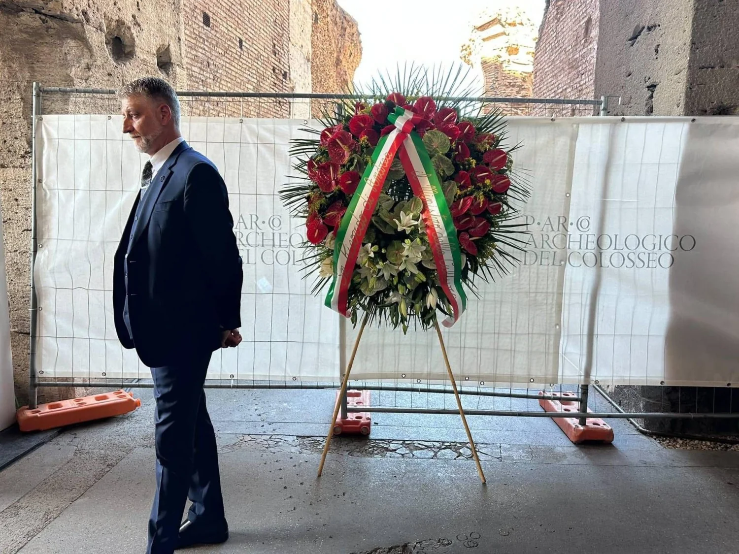 Trabalhador de 22 anos morre em acidente no Colosseo; Ministro Giuli ordena fechamento do anfiteatro