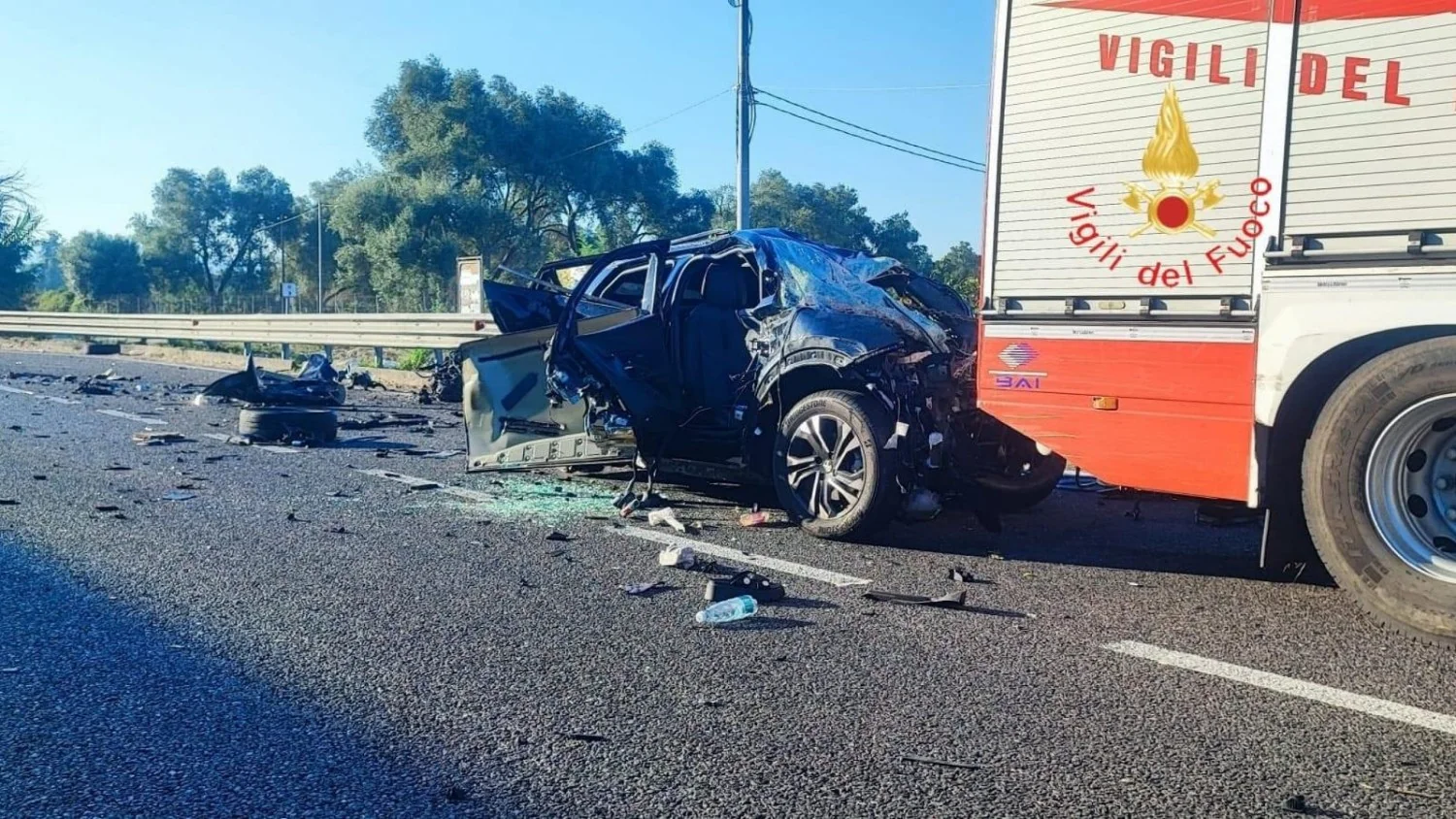 Tragédia na Jonio-Tirreno: pai e duas filhas morrem em colisão entre carro e caminhão em Rosarno