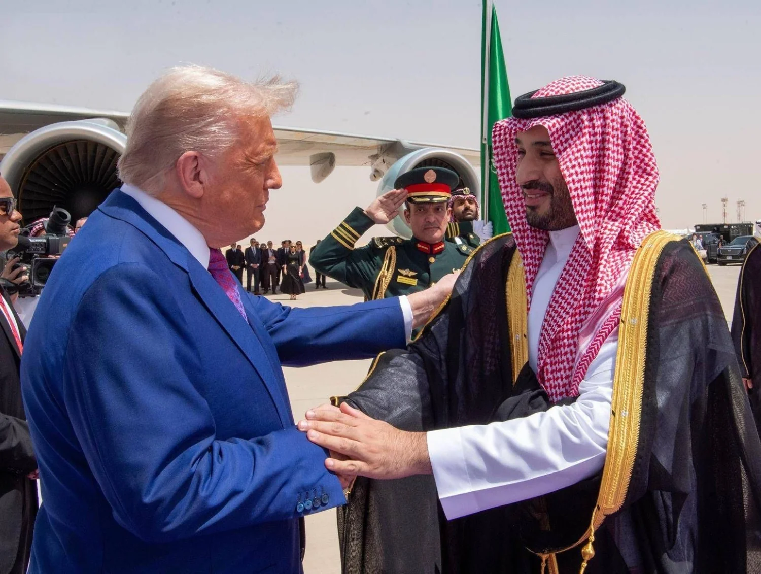 Trump adia ataques aos Houthi: o impasse estratégico com a Arábia Saudita