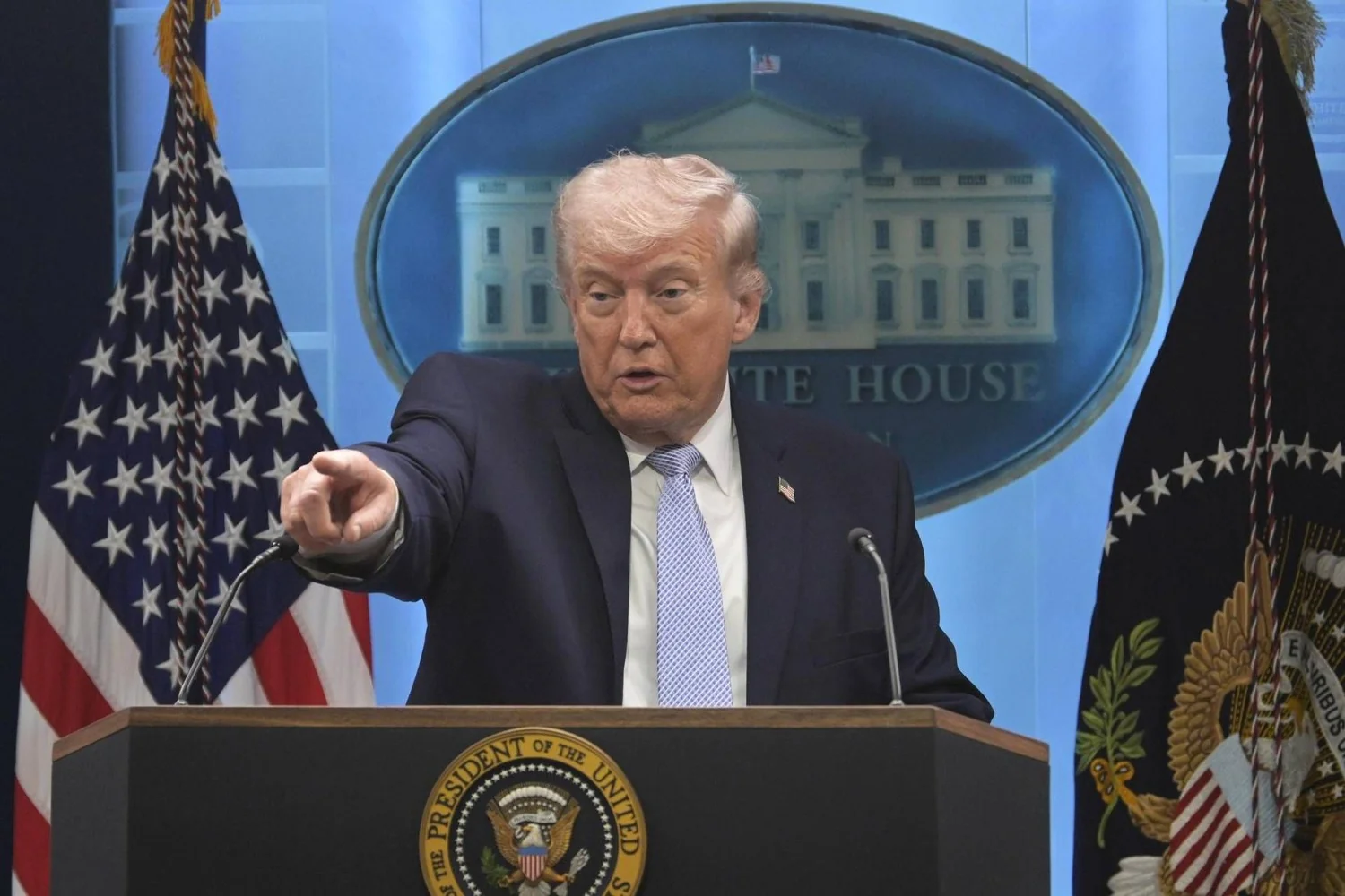 Trump veta CNN, MSN Now e Politico na Casa Branca, elevando tensão com a imprensa