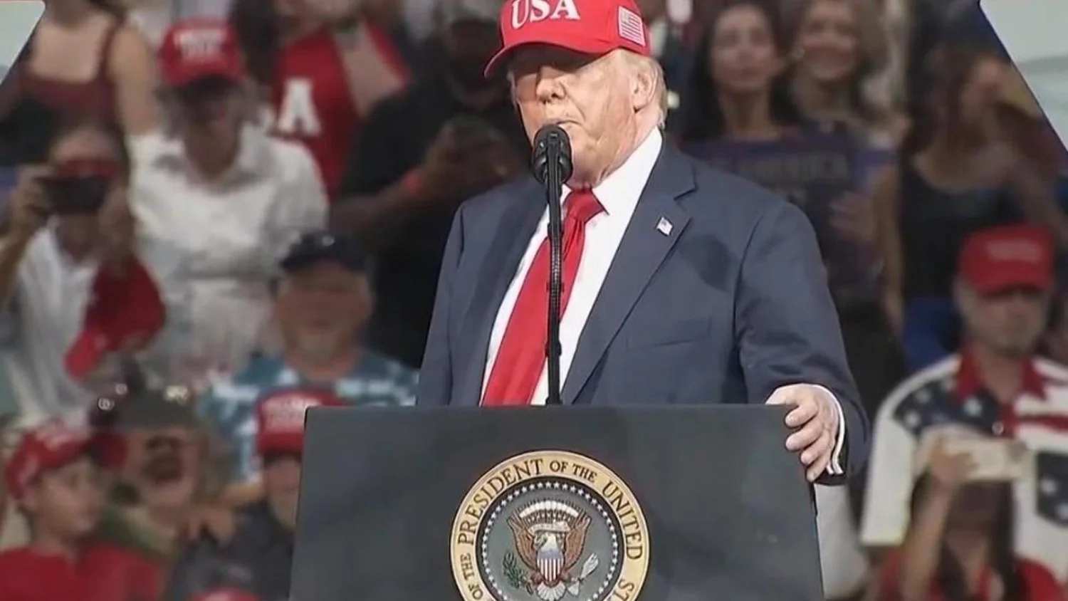 Trump expulsa CNN, Politico e MSNOW da Casa Branca: choque institucional e riscos ao pluralismo