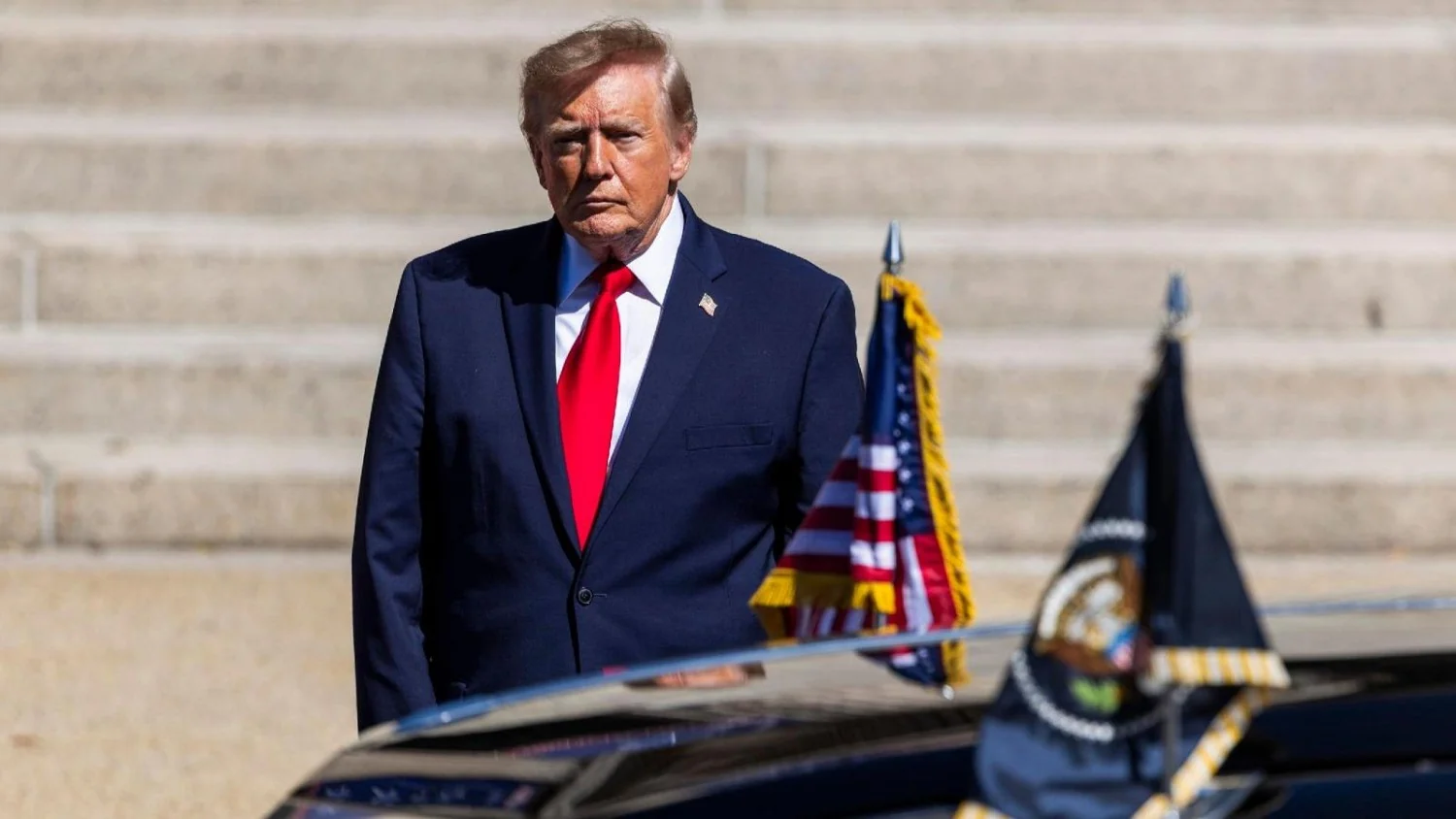 Trump promete bônus de US$5.000 por adulto se os Republicanos vencerem os midterms e revoga mandatos para veículos elétricos