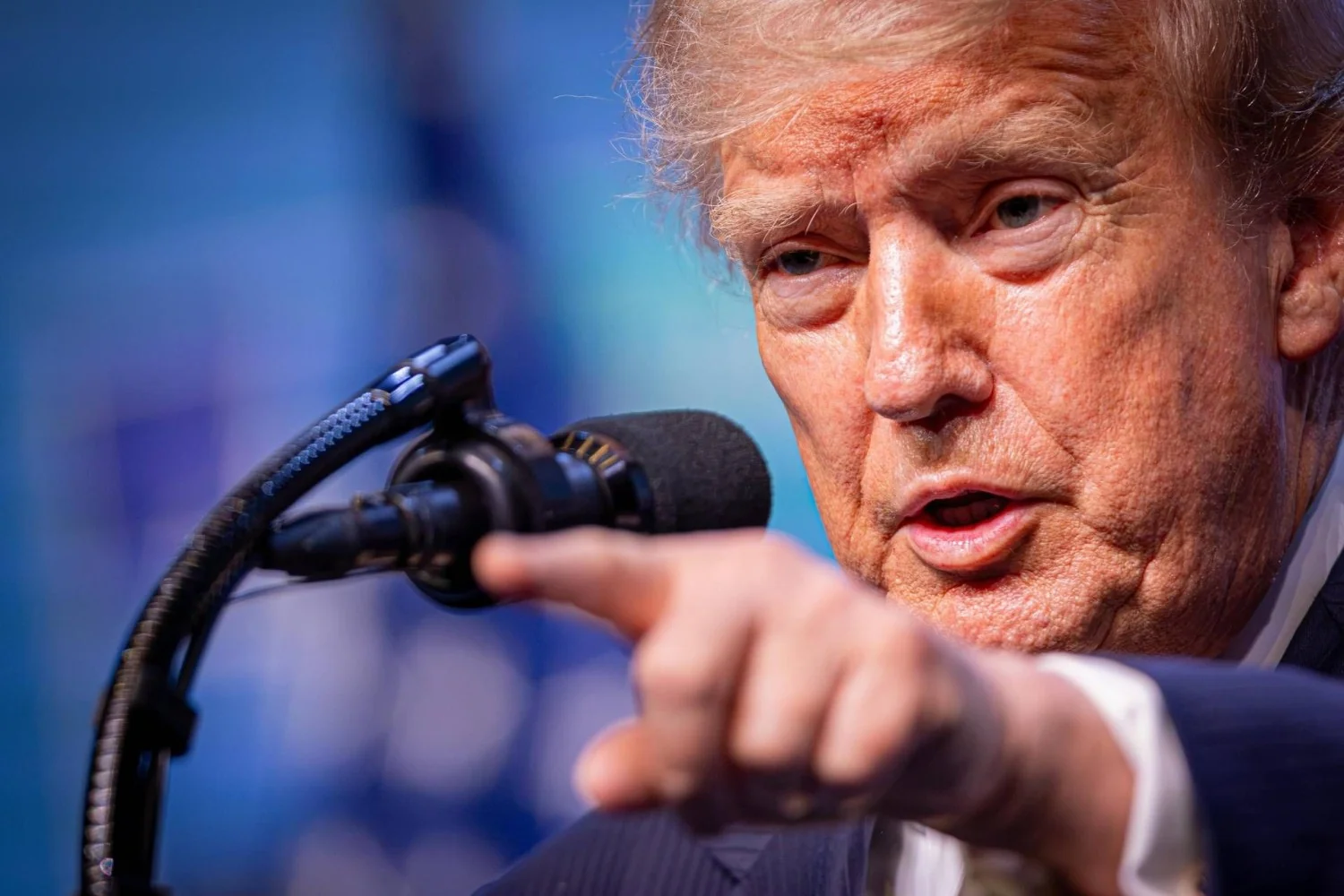 Trump exclui CNN, MsNow e Politico da Casa Branca: nova investida contra a mídia