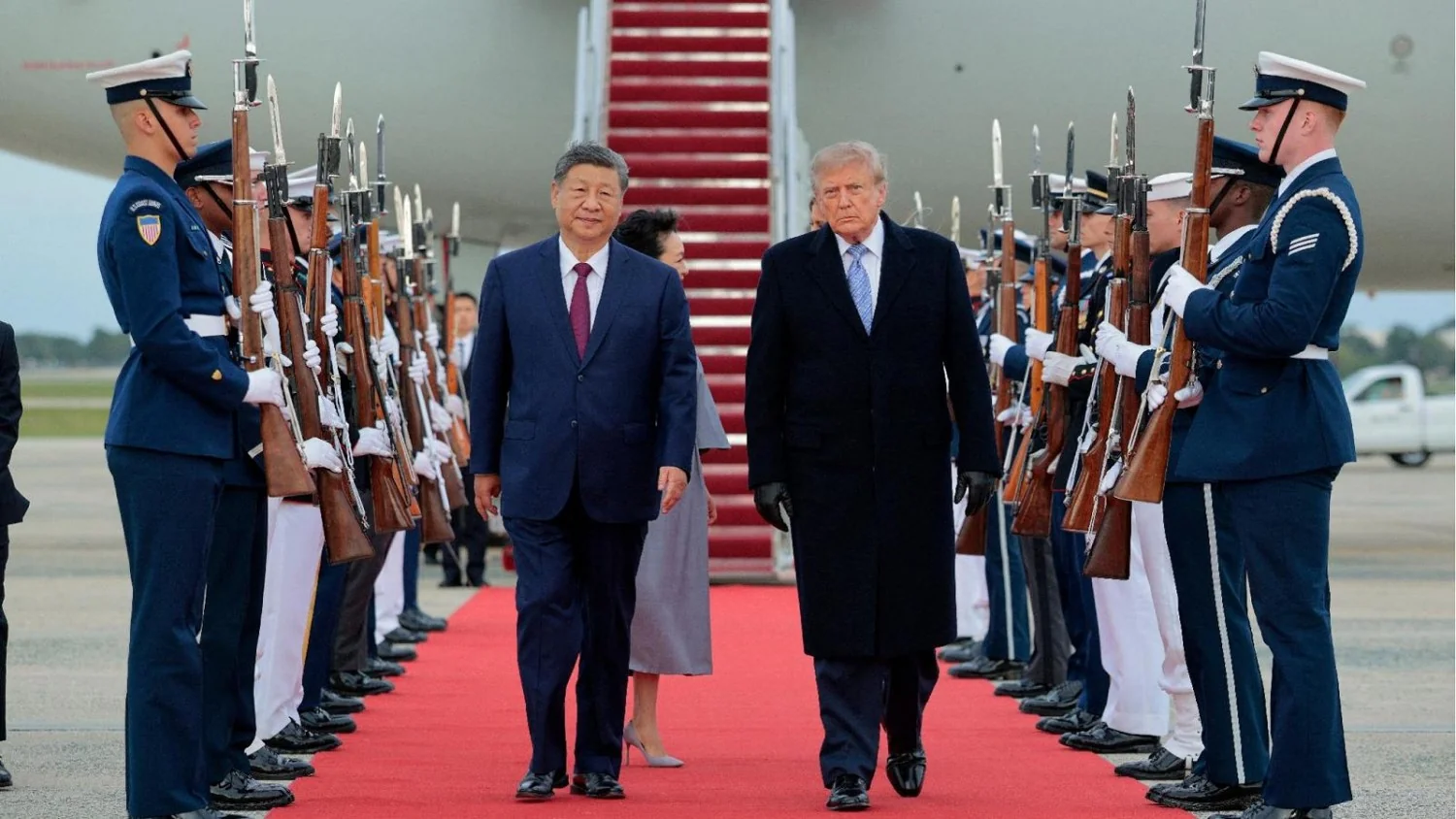 Trump recebe Xi com casaco e luvas a 18°C: mistério sobre seu estado de saúde reacende debates