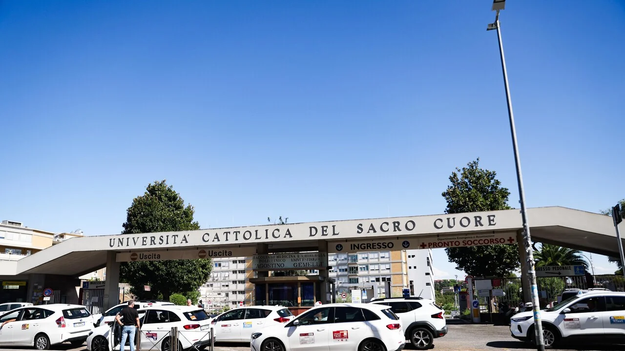 Tumor espinal no 7º mês de gravidez: cirurgia no Gemelli salva mãe e bebê