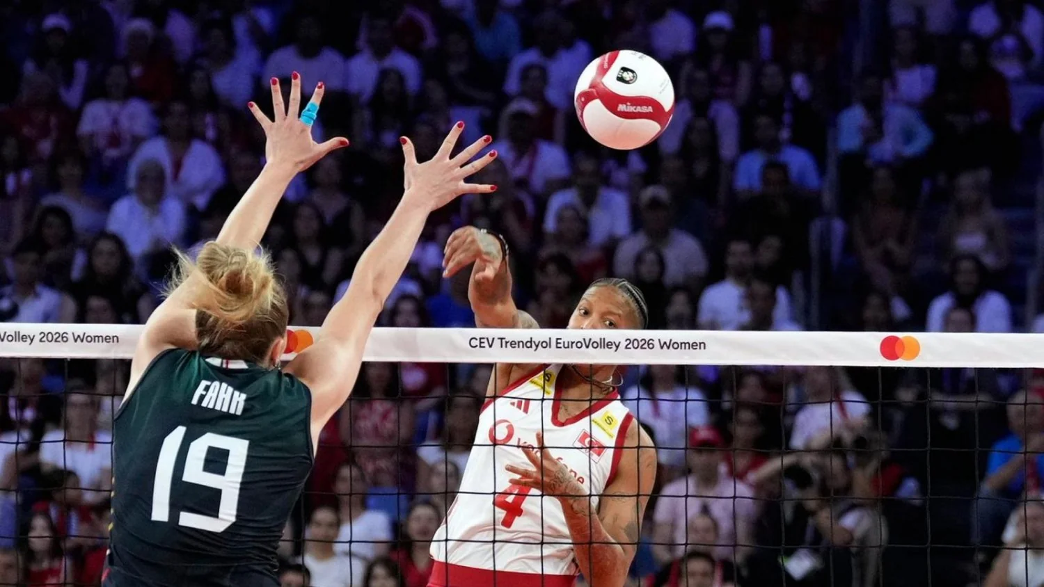 Turquia supera Itália em final dramática e é bicampeã europeia de vôlei feminino