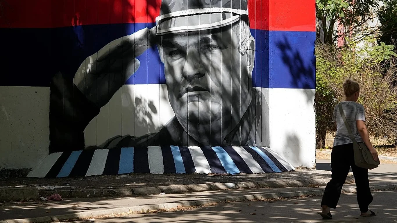 UE adverte Sérvia: manejo do funeral de Ratko Mladić põe em xeque caminho à adesão