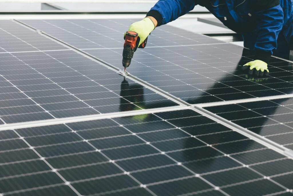 UE amplia empregos em energia limpa, mas escassez de mão de obra qualificada ameaça avanço