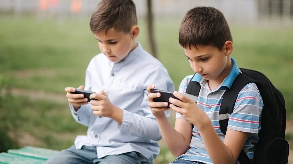 UE aprova 'EU Kids Act' para proteger menores nas redes sociais: um movimento estratégico contra algoritmos predatórios