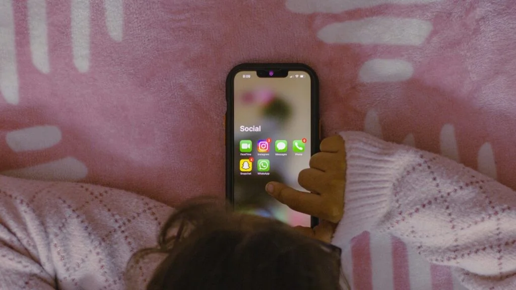 Comissão Europeia acusa Meta e TikTok de criar dependência em crianças; demanda ação rápida sob o DSA