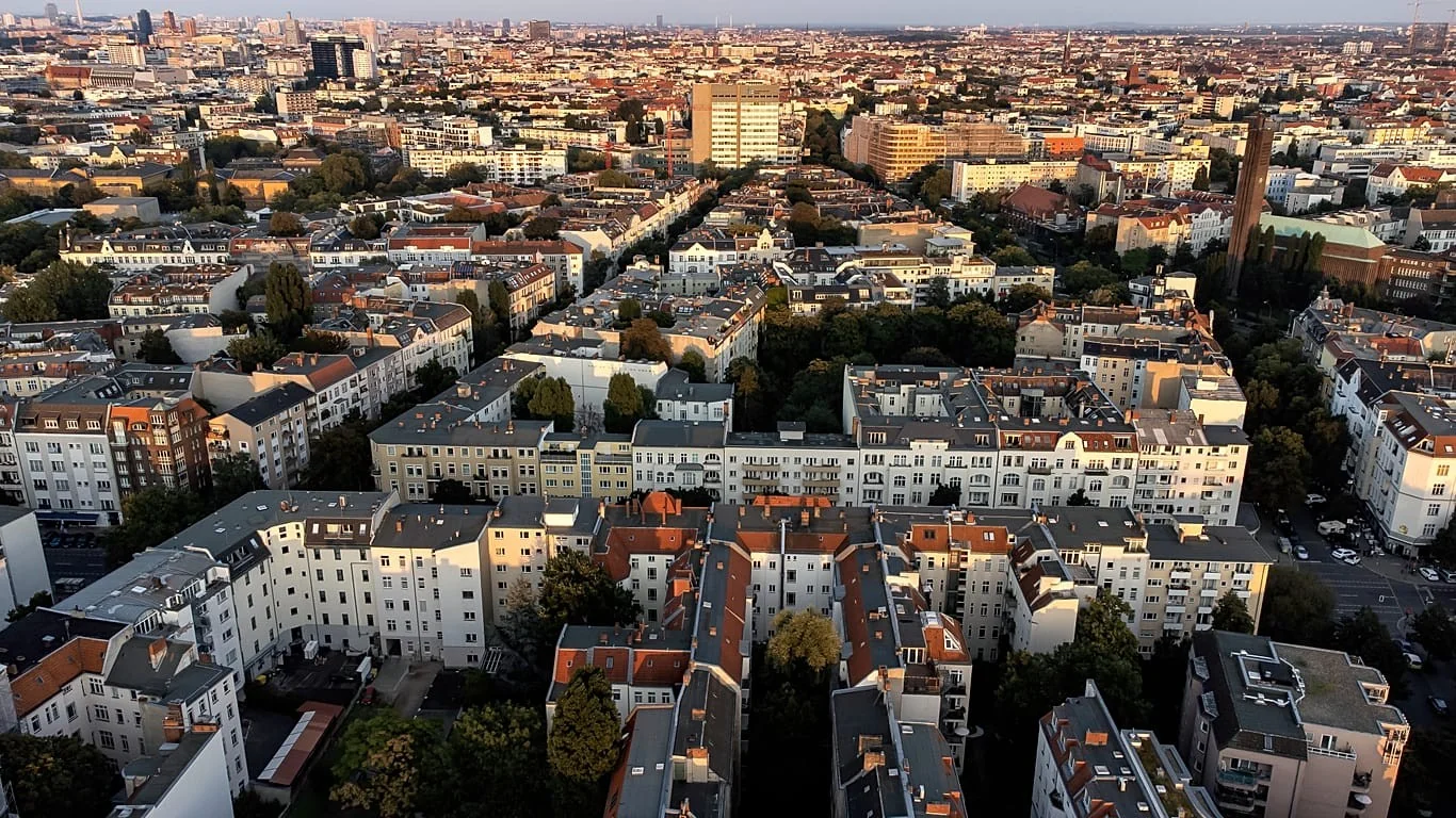 UE apresenta plano para habitação acessível e choque com críticas da Airbnb cria incerteza