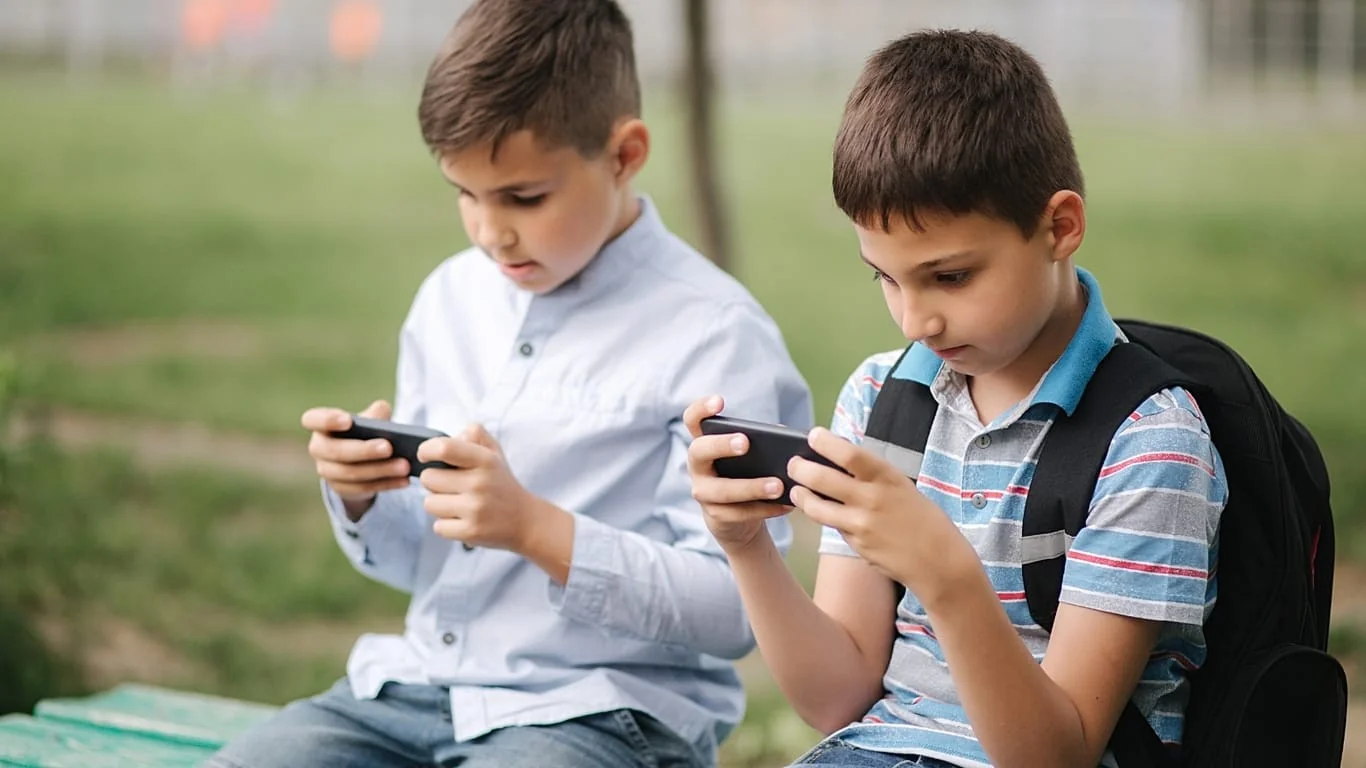 Como a UE quer blindar os menores contra os perigos das redes sociais: o novo EU Kids Act em análise